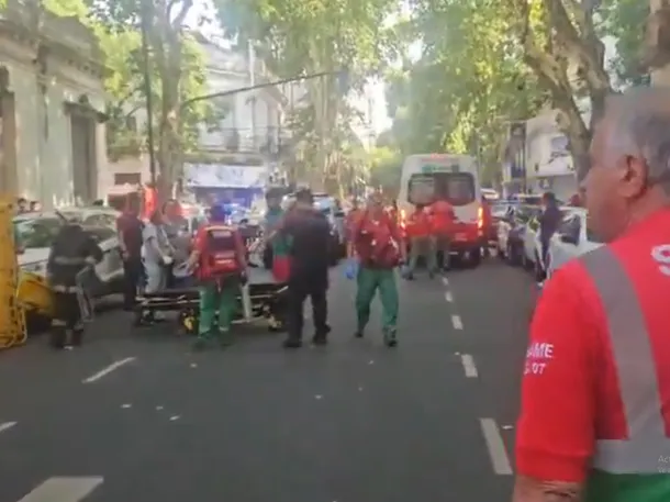 Imagen de un centro médico con un techo derrumbado