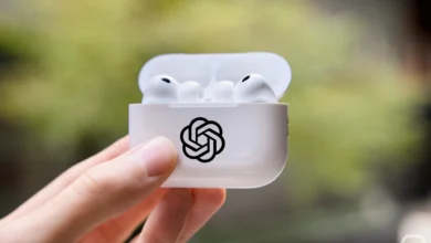 Imagen del dispositivo de OpenAI, con un diseño único y auriculares inalámbricos