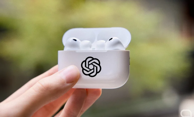 Imagen del dispositivo de OpenAI, con un diseño único y auriculares inalámbricos