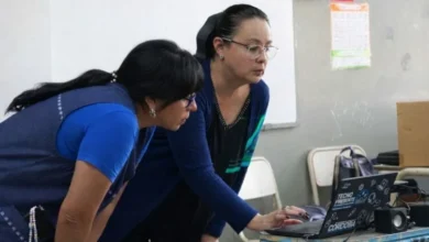 Jóvenes trabajando en equipo con computadoras