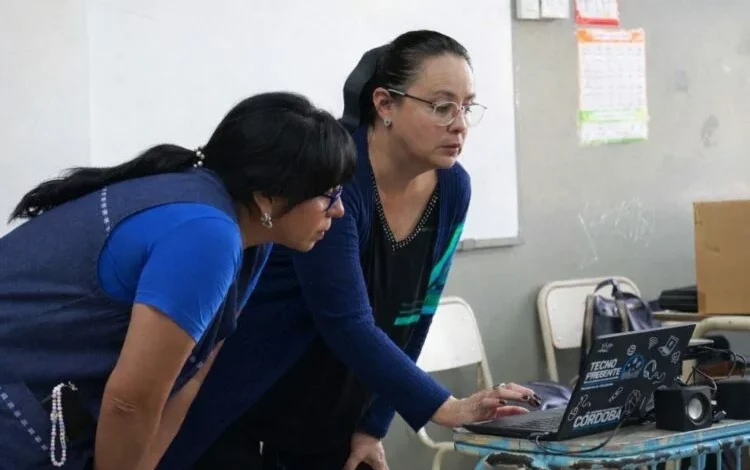 Jóvenes trabajando en equipo con computadoras