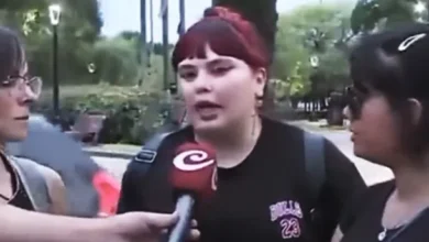 Imagen de un restaurante en Tigre con un grupo de jóvenes denunciando despidos
