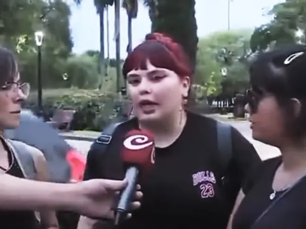 Imagen de un restaurante en Tigre con un grupo de jóvenes denunciando despidos