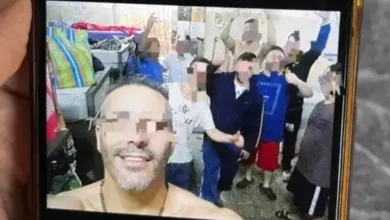 Foto de una casa en Mar del Plata, con una familia sentada en el jardín, sonriendo