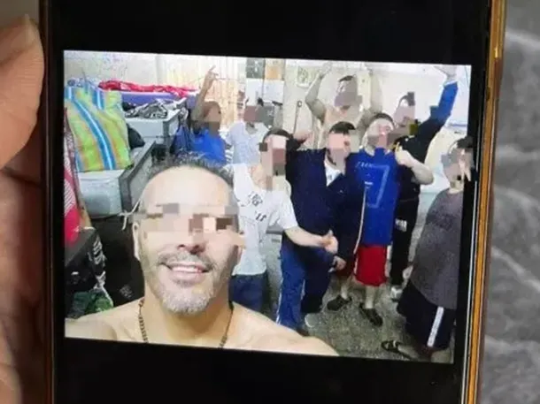 Foto de una casa en Mar del Plata, con una familia sentada en el jardín, sonriendo