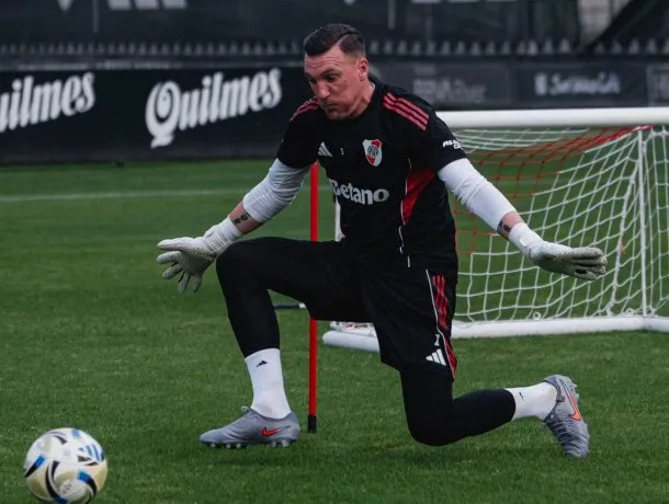Franco Armani en acción durante un partido de River