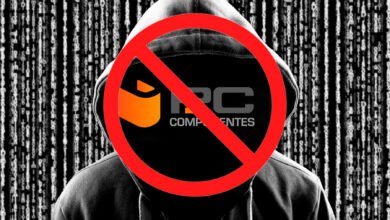 Imagen de una persona trabajando en una computadora con una expresión de preocupación