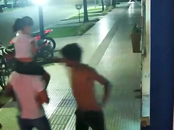 Padre e hija atacados en la calle