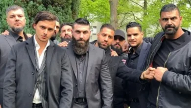 Imagen de la serie Perros de Berlín, mostrando a los actores principales en una escena oscura y emocionante.