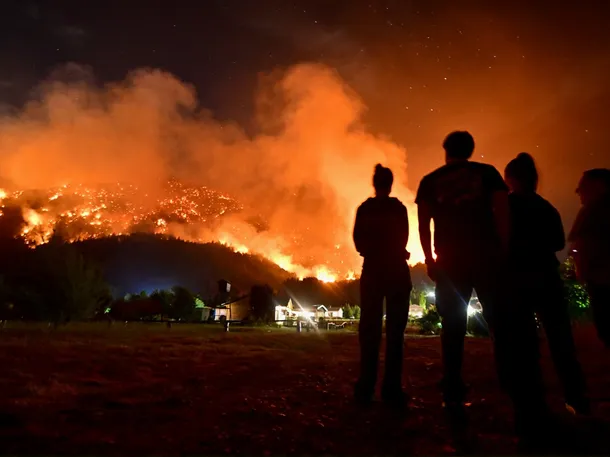 Incendio forestal en Chubut con llamas y humo