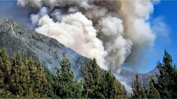 Incendios en Chubut: imagen de un helicóptero lanzando agua sobre el fuego