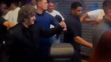 Javier Milei sonriendo a los manifestantes en Mar del Plata