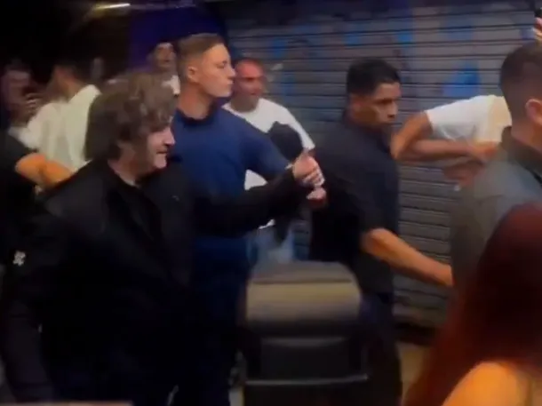 Javier Milei sonriendo a los manifestantes en Mar del Plata