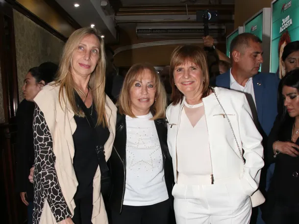 Karina Milei y Patricia Bullrich en la obra de teatro