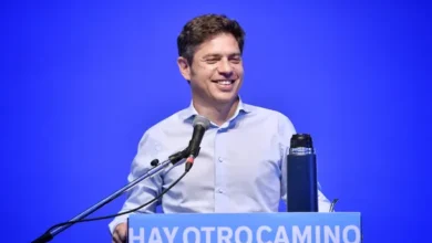 Axel Kicillof en una reunión con el Movimiento Derecho al Futuro