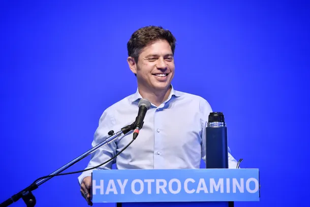 Axel Kicillof en una reunión con el Movimiento Derecho al Futuro