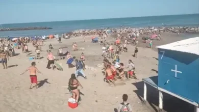 Ola gigante en la playa de Mar del Plata