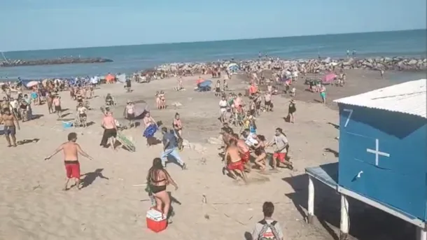 Ola gigante en la playa de Mar del Plata