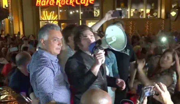 Javier Milei hablando en un acto público sobre seguridad y justicia