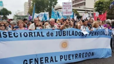 Jubilados de Mar del Plata protestan contra la visita de Javier Milei