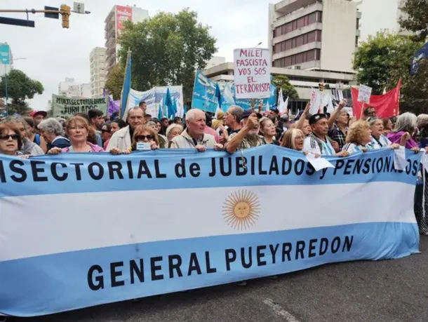 Jubilados de Mar del Plata protestan contra la visita de Javier Milei