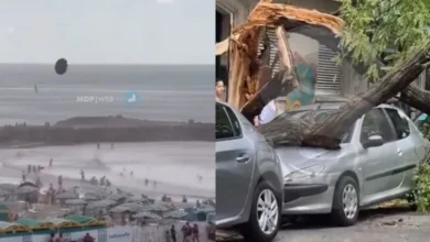 Imagen de una sombrilla volando en Mar del Plata durante una tormenta