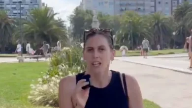 Turista neozelandesa disfrutando de una playa en Mar del Plata