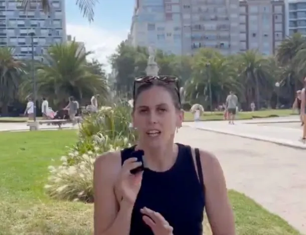 Turista neozelandesa disfrutando de una playa en Mar del Plata
