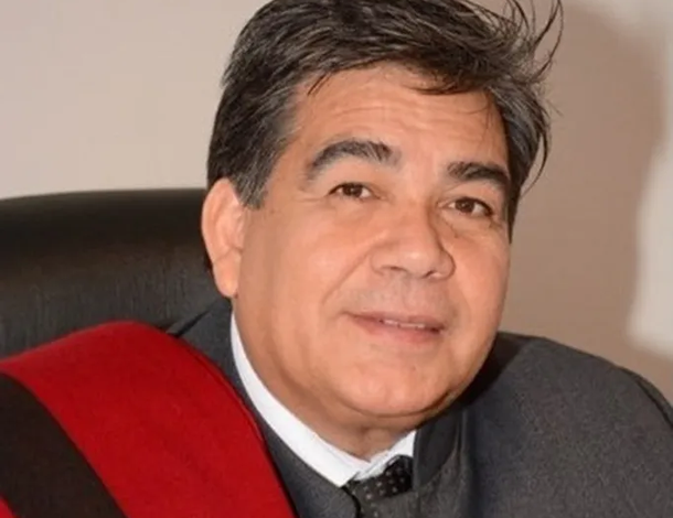 Imagen de un estudiante en una clase de robótica en una escuela de América Latina