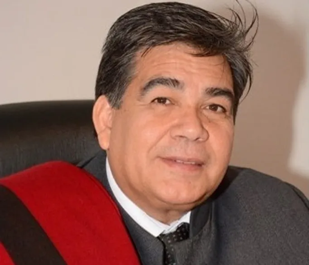 Imagen de un estudiante en una clase de robótica en una escuela de América Latina