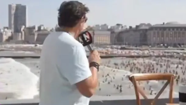 Imagen de una ola grande en la playa del Muelle de los Pescadores en Mar del Plata