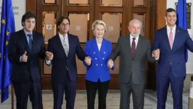 Javier Milei junto a otros presidentes del Mercosur y autoridades europeas en la firma del acuerdo comercial