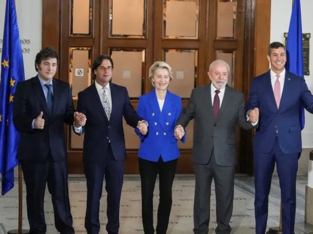 Javier Milei junto a otros presidentes del Mercosur y autoridades europeas en la firma del acuerdo comercial