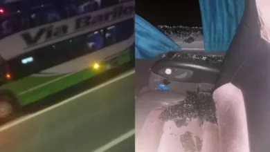 Imagen de un micro con ventanas rotas después de ser apedreado