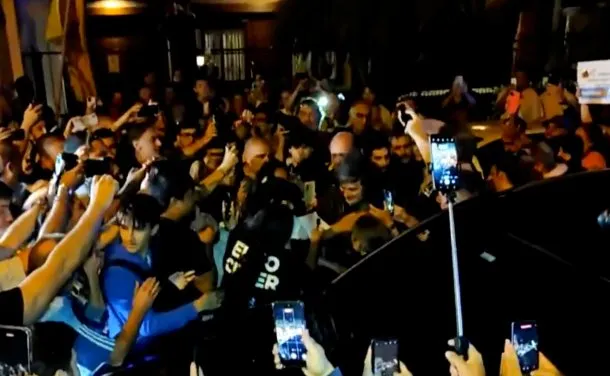 Imagen de Javier Milei en medio de una multitud en Mar del Plata