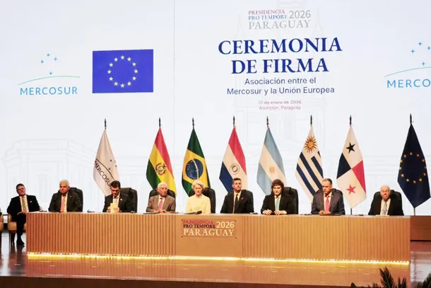 Javier Milei firmando el acuerdo comercial entre el Mercosur y la Unión Europea