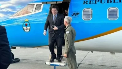 Javier Milei en un avión presidencial rumbo a Asunción