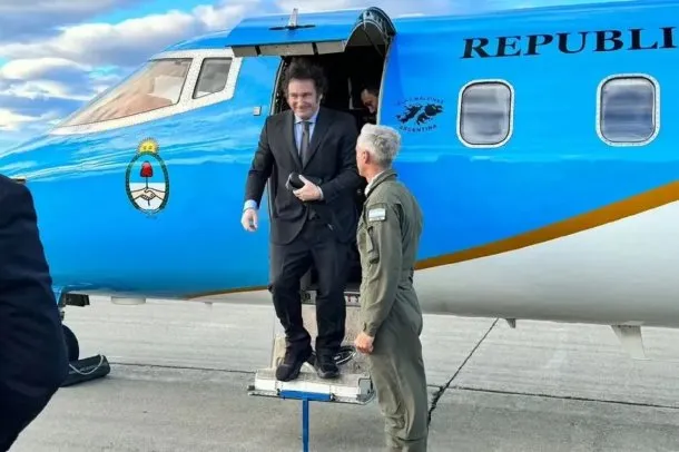 Javier Milei en un avión presidencial rumbo a Asunción