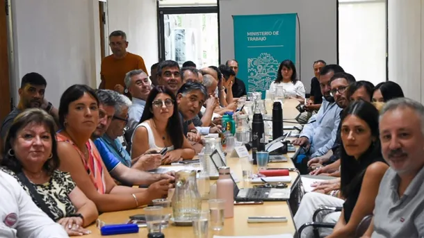 Axel Kicillof y representantes gremiales firman el acuerdo salarial