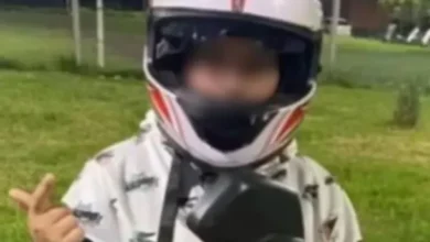 Imagen de un auto con vidrios rotos después de un tiroteo