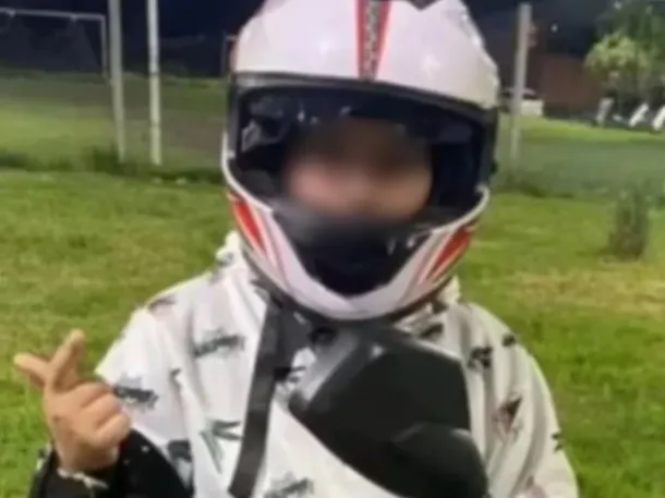 Imagen de un auto con vidrios rotos después de un tiroteo