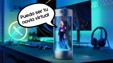 Imagen de una persona interactuando con un dispositivo de realidad aumentada
