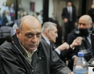 Imagen de Raúl Guglielminetti en una reunión con otros ex militares