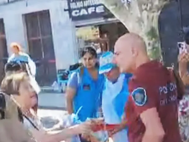 Manifestante con muletas es agredido por un policía en el Congreso