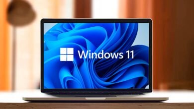 Imagen de una persona interactuando con su PC con Windows 11 mediante comandos de voz