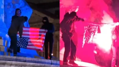 Manifestantes franceses quemando una bandera estadounidense en protesta por la detención de Nicolás Maduro