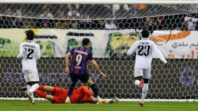 Imagen de los jugadores de Barcelona y Real Madrid en el campo antes de un partido