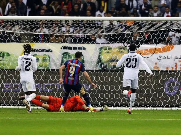 Imagen de los jugadores de Barcelona y Real Madrid en el campo antes de un partido