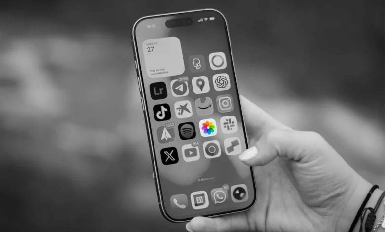 Imagen de un móvil con una pantalla de bloqueo, representando la recuperación de datos de un dispositivo de un ser querido fallecido