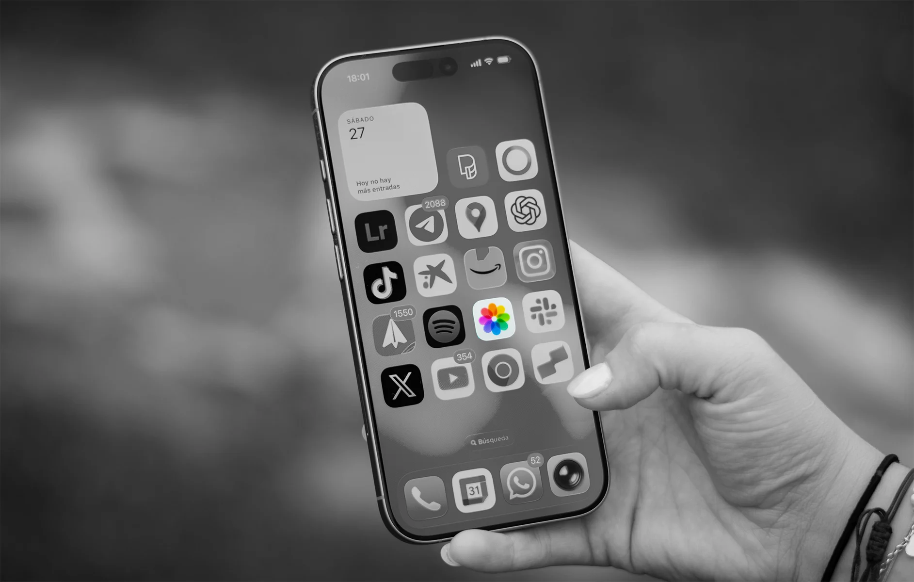 Imagen de un móvil con una pantalla de bloqueo, representando la recuperación de datos de un dispositivo de un ser querido fallecido